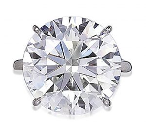 LOT 233 - A DIAMOND RING