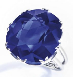 Lot 199 - A SAPPHIRE RING