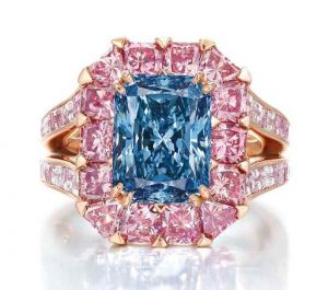 Lot 2077 - AN EXCEPTIONAL COLOURED DIAMOND RING, BY MOUSSAIEFF