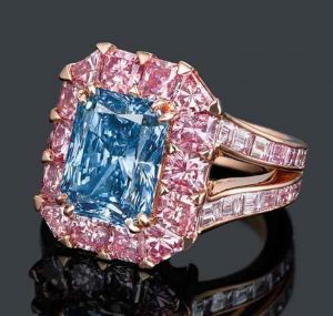 Lot 2077 - ANOTHER VIEW OF THE EXCEPTIONAL COLOURED DIAMOND RING, BY MOUSSAIEFF