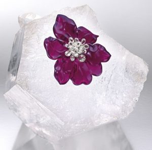 LOT 1747 - IMPRESSIVE RUBELLITE AND DIAMOND BROOCH / PENDANT, ROCK CRYSTAL BASE