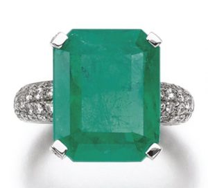 LOT 273 - EMERALD AND DIAMOND RING