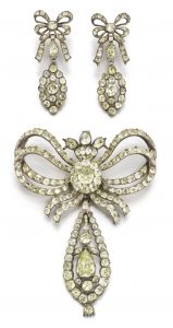 LOT 289 - THE CHRYSOBERYL DEMI-PARURE