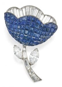 LOT 57 - MYSTERY-SET SAPPHIRE AND DIAMOND CLIP-BROOCH, VAN CLEEF & ARPELS