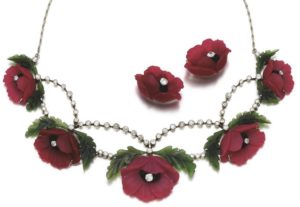 LOT 107 – CHALCEDONY, NEPHRITE AND DIAMOND NECKLACE AND PAIR OF EARRINGS