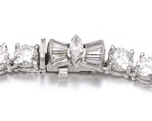 LOT 400 – THE CLASP OF THE DIAMOND RIVIÈRE NECKLACE ENLARGED